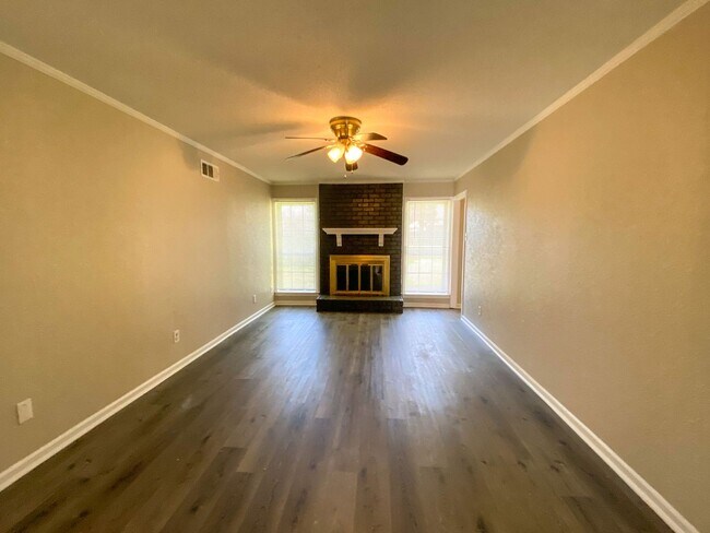 Building Photo - 3 bed, 2 bath home with access to 79 and 40.