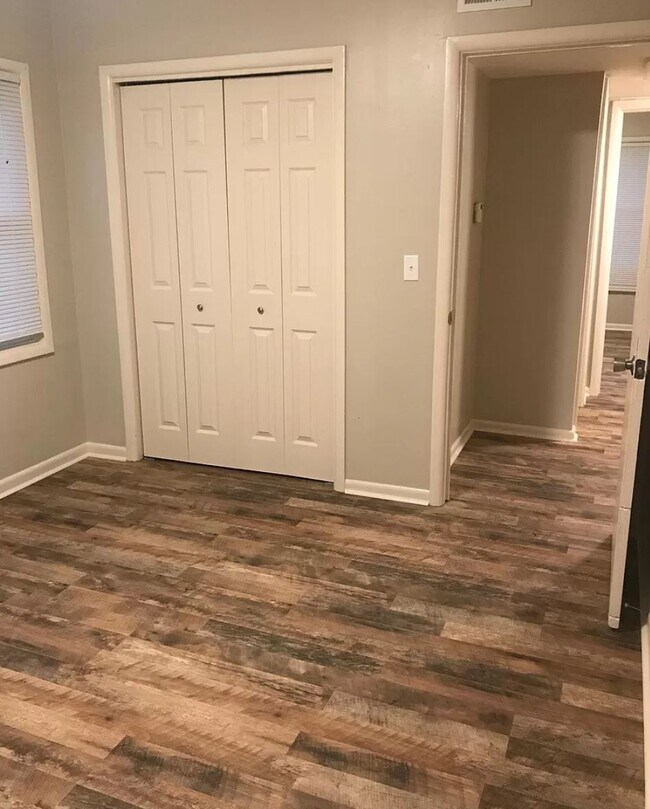 Building Photo - 3355 S Glenn Ave