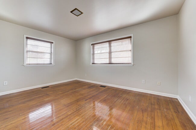 Building Photo - 5000 N Linn Ave