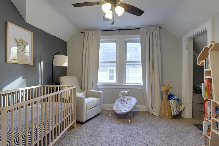 Building Photo - 266 King St W