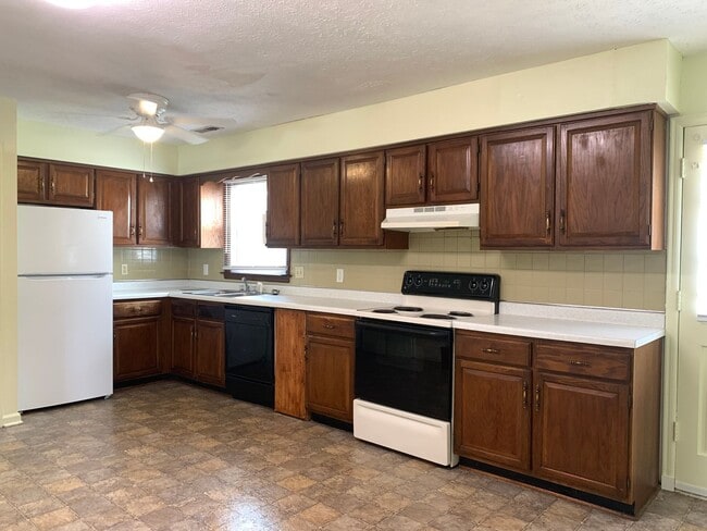 Building Photo - End Unit Townhome off Old Forest Road