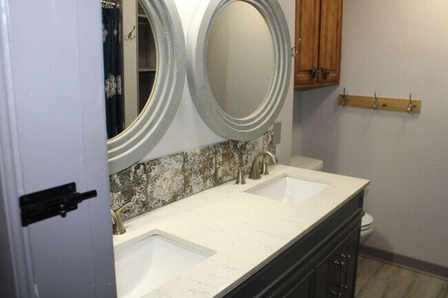 Building Photo - 915 W Lovers Ln