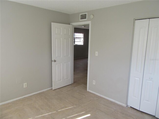 Building Photo - 463 76th Ave N