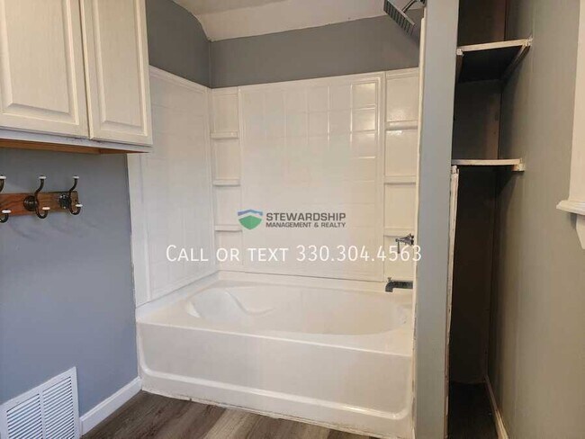 Building Photo - 1603 Hampton Rd