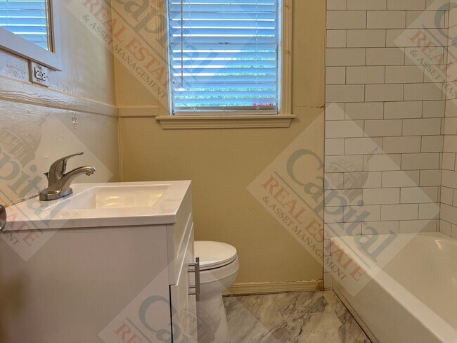 Building Photo - 806 Bell Dr