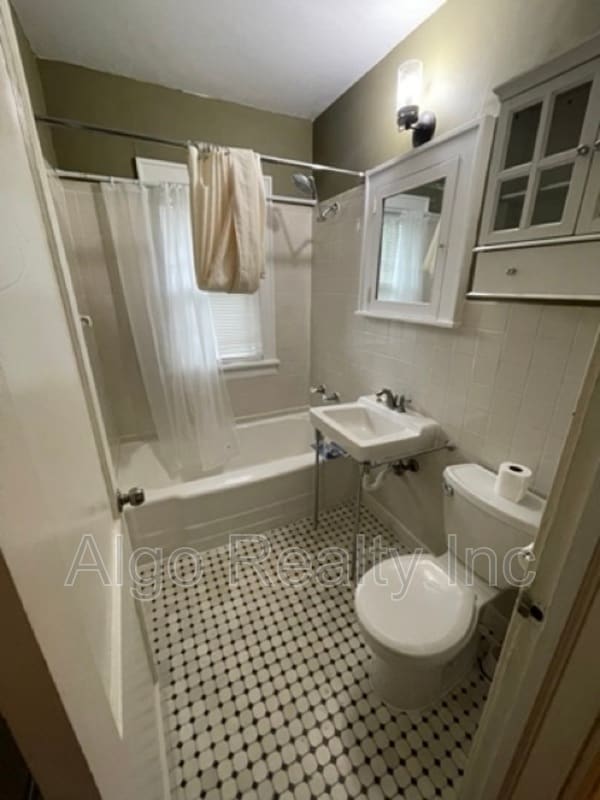 Building Photo - 1475 Albert St N