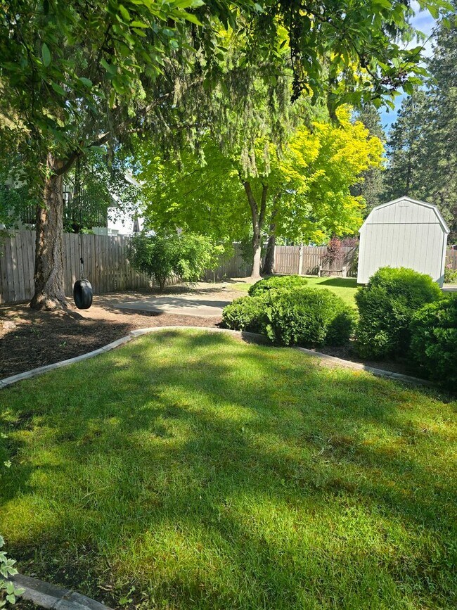 Building Photo - Beautiful home in desirable Riverside Harbor.