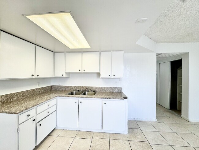 Building Photo - HIVE SUMMER MOVE-IN SPECIAL: DOWNSTAIRS CONDO | RECENLY REHABBED 2 BEDROOM 1 BATH | ACROSS FROM C...