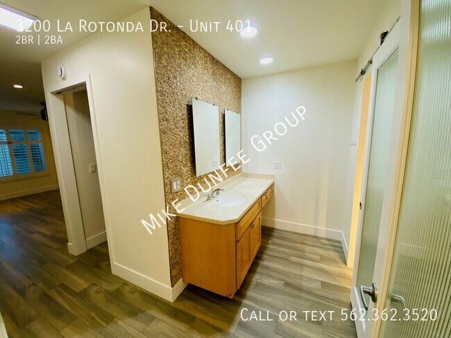 Building Photo - 3200 La Rotonda Dr