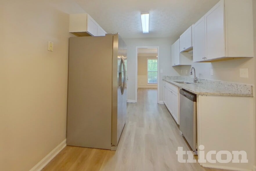 Building Photo - 20 E Lawn Dr