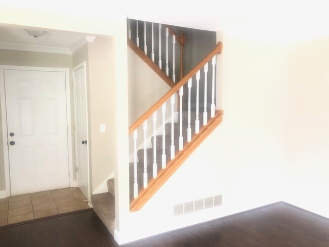 Building Photo - Beautiful 3B 2.5 bathroom townhouse in Blo...