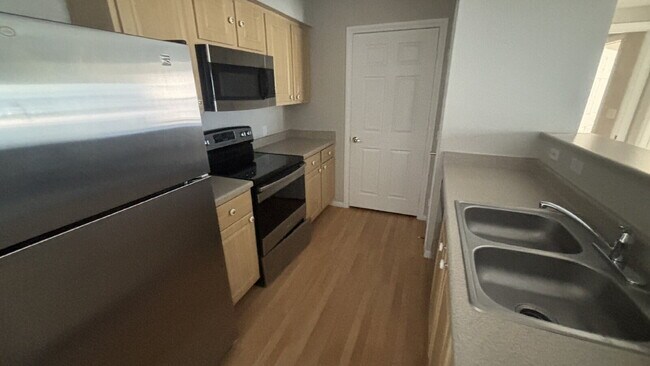 Building Photo - 1 Bed 1 Bath with ALL Appliances