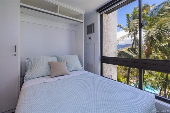 Building Photo - 1 bedroom, den with murphy bed, 1 cov parking, tropical grounds with pool, tennis courts +++++++