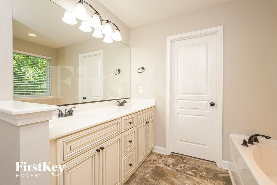 Building Photo - 264 Water Mill Rd