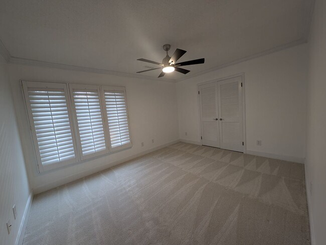 Building Photo - Charming 4 bedroom, 2.5 bath home located in the Raintree Community!