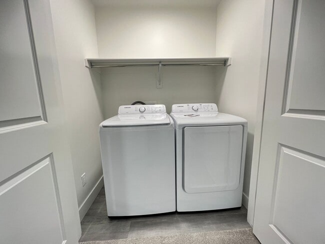 Building Photo - 3 Bedroom/2.5 Bathroom Townhouse in Herriman