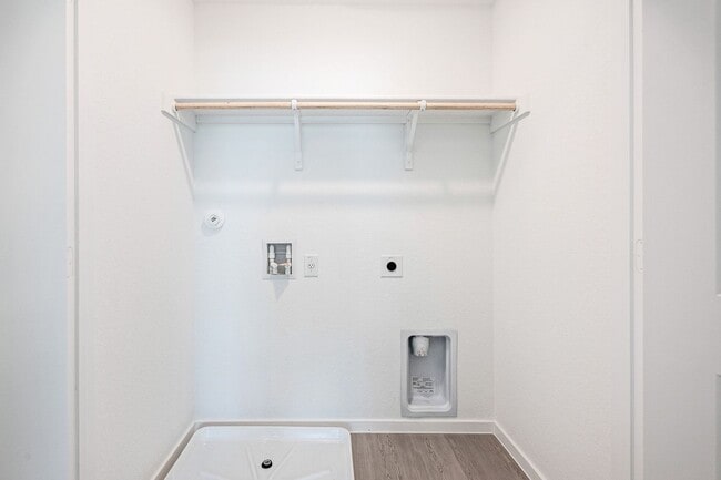 Building Photo - 606 W Cypress St