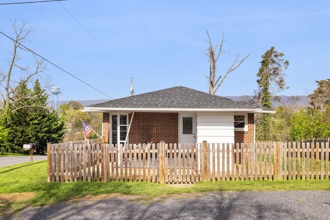 Building Photo - 389 Thompson St