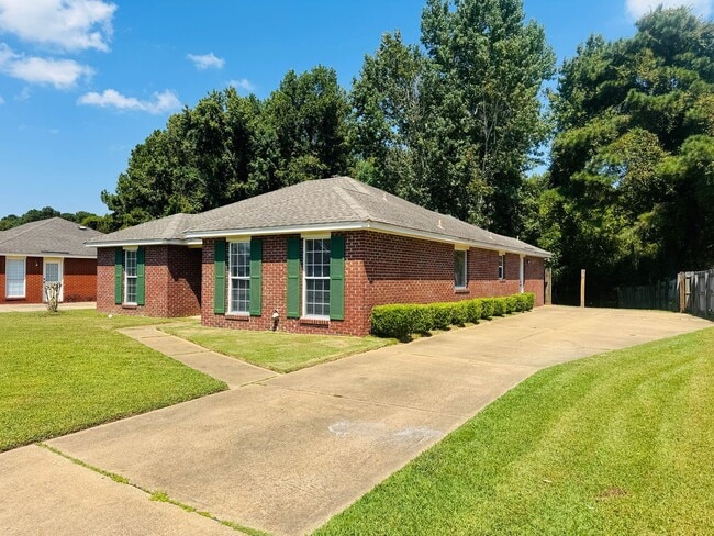 Building Photo - Modern 3-Bedroom Beauty in East Montgomery