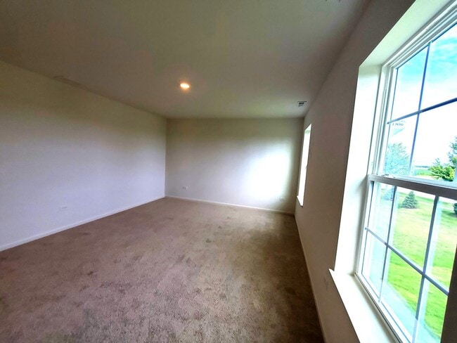 Building Photo - 2br 2.5 bath Townhome only 2 years old.