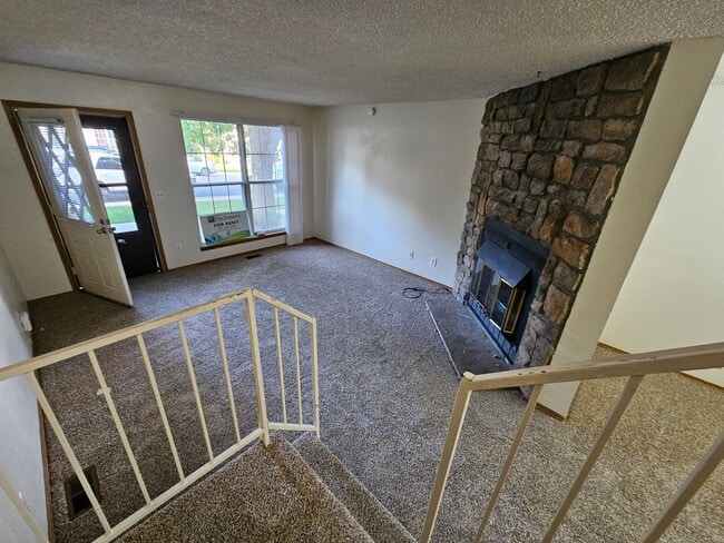 Building Photo - Spacious 2 Bed Townhome w/ Fenced Yard & N...