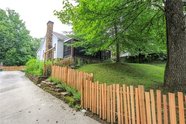 Building Photo - 610 N Olive Ave