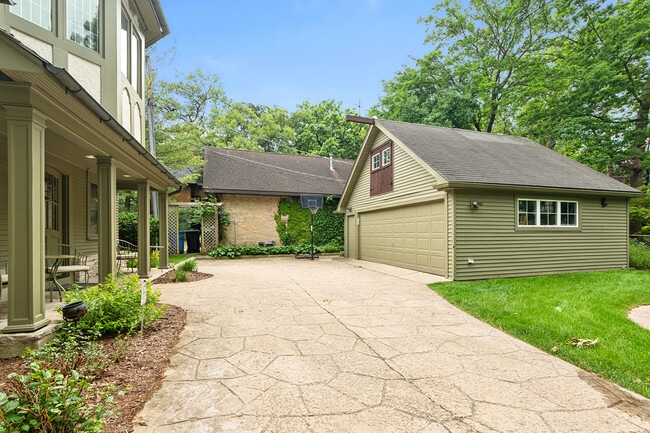 Building Photo - 2023-2027 W 108th Pl