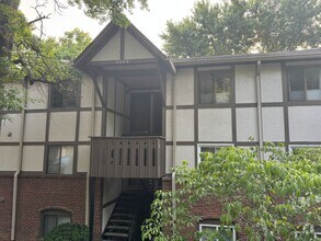 Building Photo - Charming 3 bed 2 bath Townhouse near Nippe...