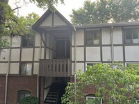 Building Photo - Charming 3 bed 2 bath Townhouse near Nippe...