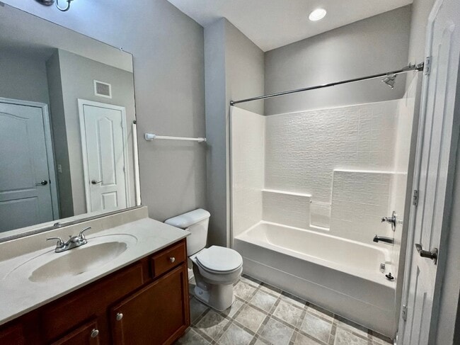 Building Photo - 2 Bedroom Condo w/Open Floor-Plan & Stainless Steel Appliances! Some Utilities Included!