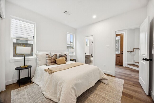 Building Photo - 2121 A Hoskins Dr