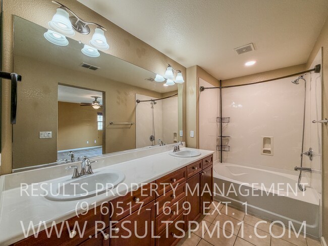 Building Photo - Lovely Courtyard Home 3 Bedroom w Bonus Rm