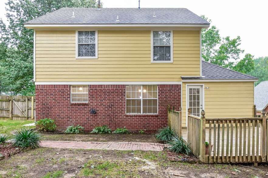 Building Photo - 5885 Southridge Dr