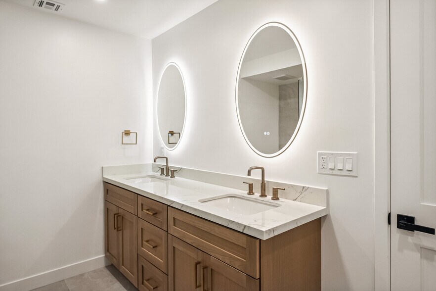 Primary Bathroom #1 - 4702 Kraft Ave