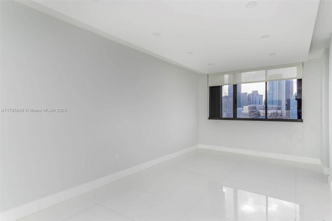 Building Photo - 540 Brickell Key Dr