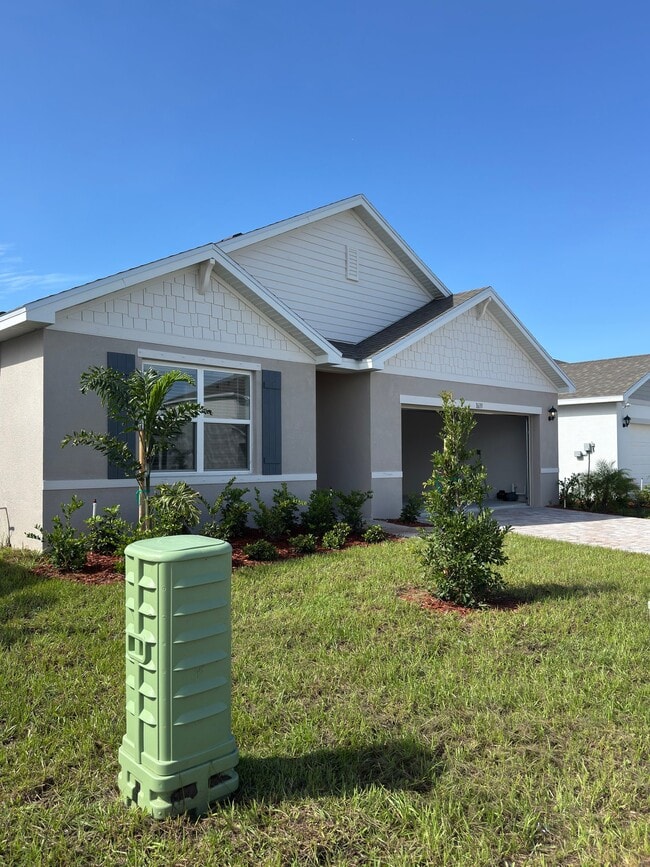Building Photo - 1633 Garabaldi Cir SE