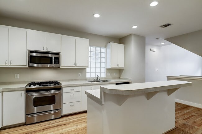 Building Photo - 425 W 26th St