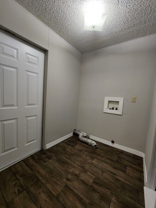 Building Photo - 3 Bed  2 Bath  2 Garage/Workshop and Fenced