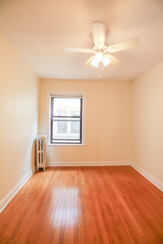 Building Photo - 2408 W Lunt Ave