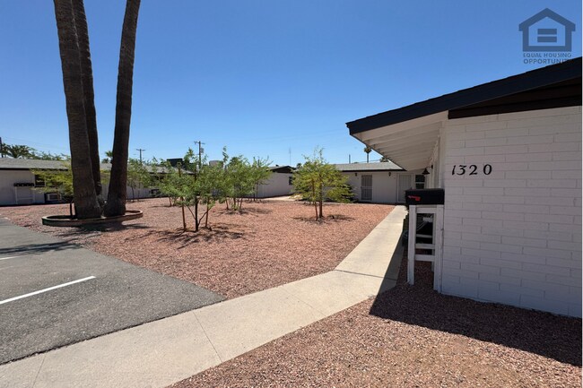 Building Photo - 1320 N 48th Pl