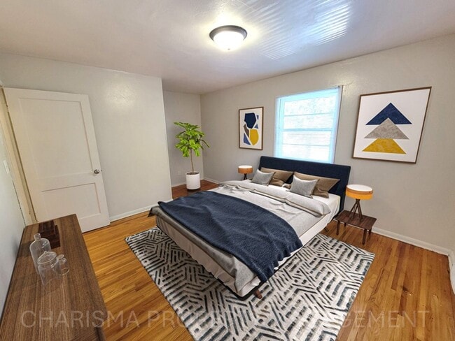 Building Photo - SPACIOUS TWO BEDROOM ONE BATH DUPLEX!! GRE...