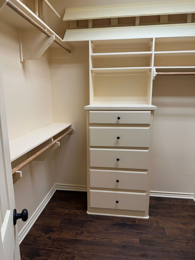 Building Photo - College Station - 3 bedroom 2 bath- 2 car garage - fenced in back yard home in Castlegate