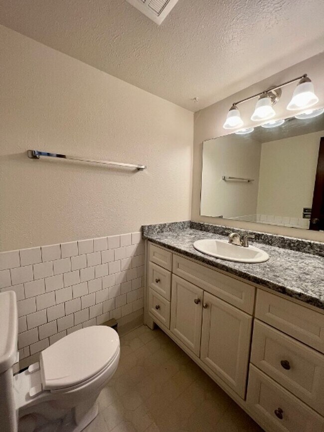 Building Photo - 2 BD Unit - Excellent Lacey Location
