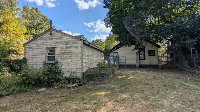 Building Photo - Come live in a charming 3-bedroom house in...