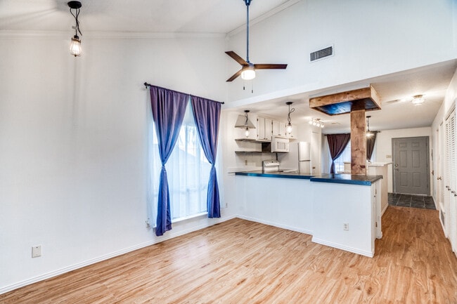Building Photo - 511 Post Oak Ln