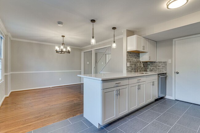 Building Photo - Renovated Home in Pinewood Lake Neighborhood