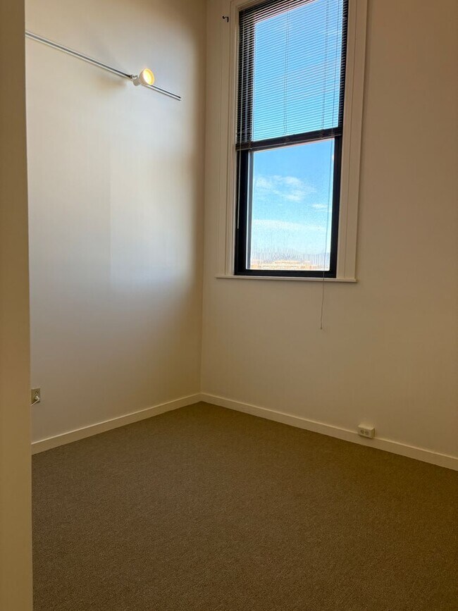 Building Photo - UPSCALE 2-BEDROOM WITH PRIVATE BALCONY!