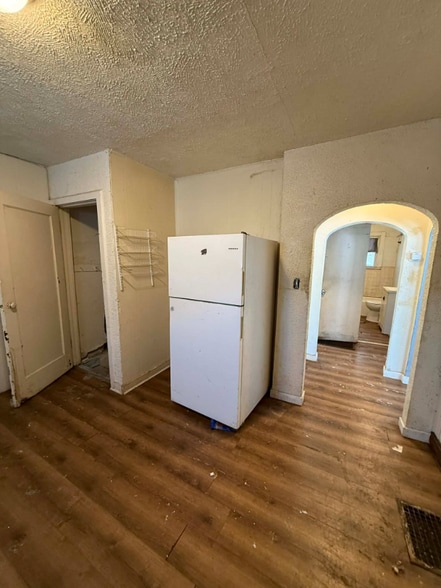 Building Photo - 1305 E Whitmer St