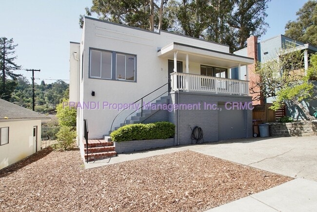 Building Photo - Charming 2-Bedroom Home with Vintage Touch...