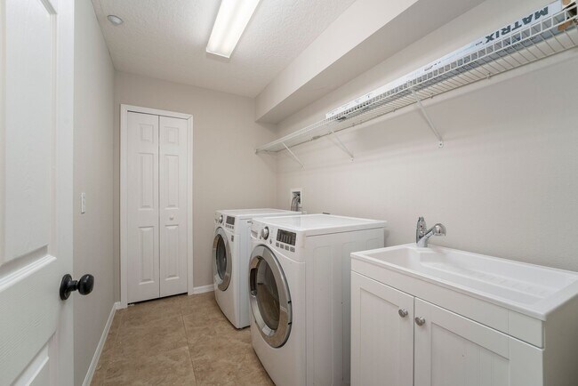 Building Photo - Cute and Spacious 3/2 Home with Bonus Room...